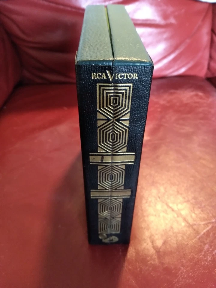 RCA Victor 45 rpm Introductory Album with the 14 Correct Records  - Image 2 of 4