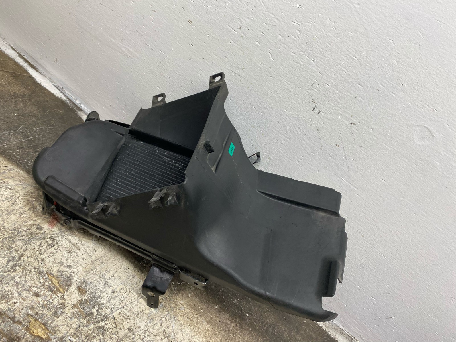 2014-2018 BENTLEY FLYING SPUR 4.0L V8 FRONT LEFT OIL COOLER RADIATOR W/AIR DUCT
