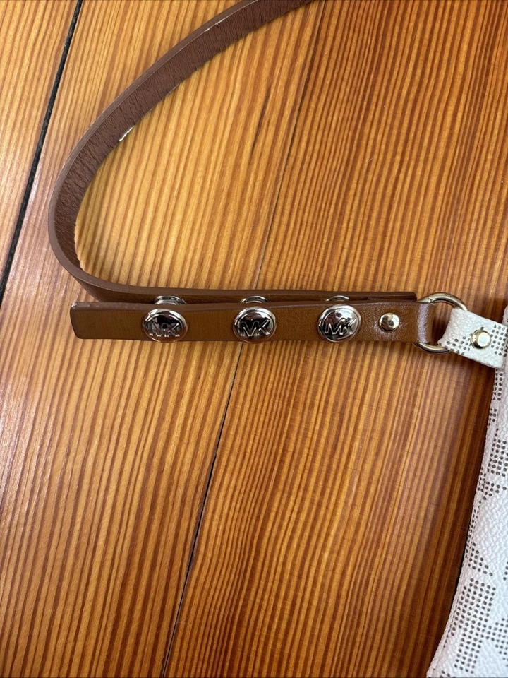 Riñonera Michael Kors Belt Bag blanca y dorada Foto 2 de 4