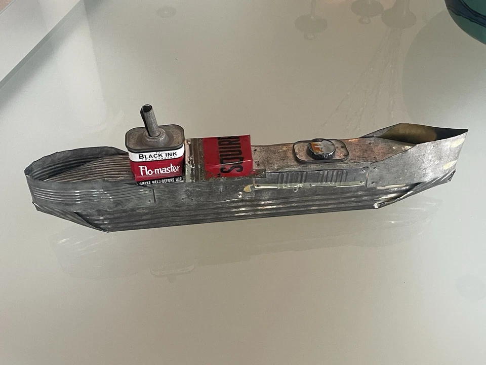 "Arte popular de barco de hojalata vintage de los años 50, carguero de barco 18"" con tinta Flo-Master y ardilla" Foto 2 de 4