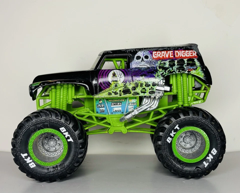 Grave Digger Diecast Bad to the Bone BKT SML 58700 Monster Truck 1/24 - Image 4 of 4