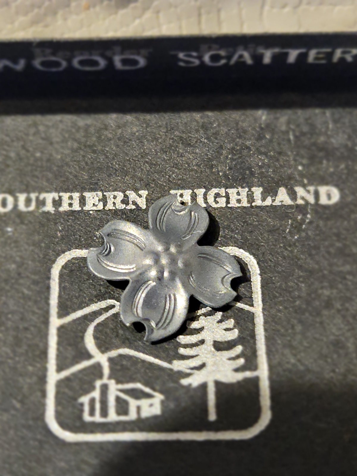 VINTAGE STERLING SILVER STUART NYE DOGWOOD FLOWER BLOOM LAPEL PIN, NEW IN BOX.