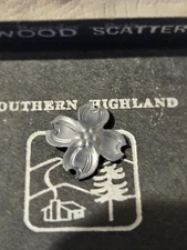 VINTAGE STERLING SILVER STUART NYE DOGWOOD FLOWER BLOOM LAPEL PIN, NEW IN BOX.