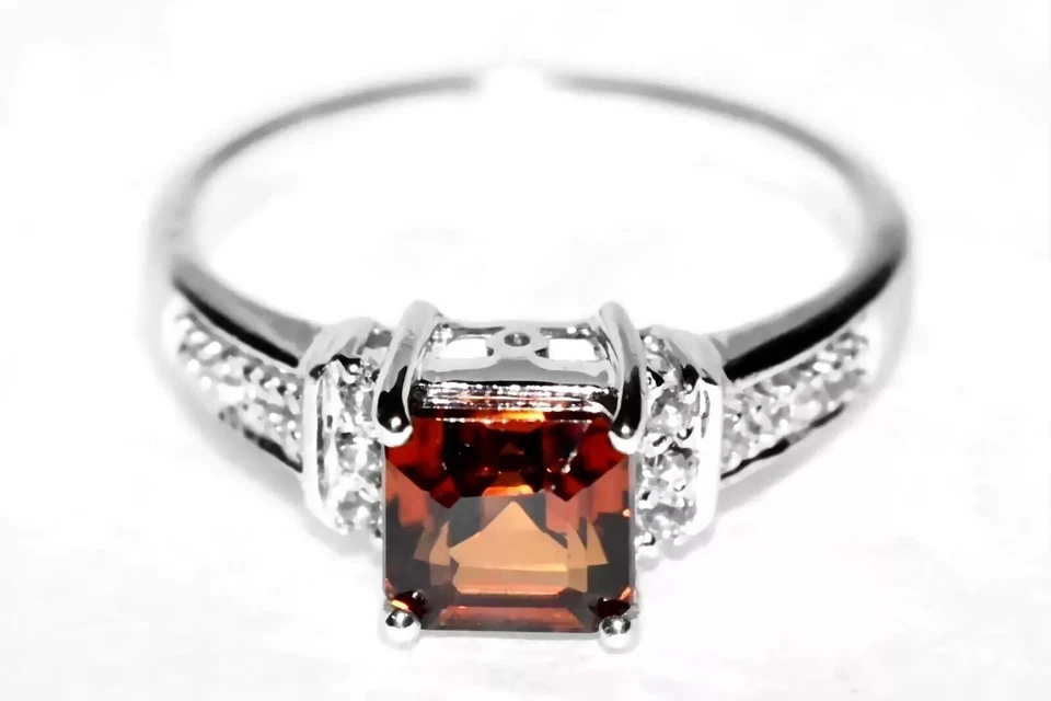 Anillo solitario cuadrado de oro blanco de 9 quilates con circonitas y diamantes naranja 3,30 g talla N/7 Foto 3 de 4