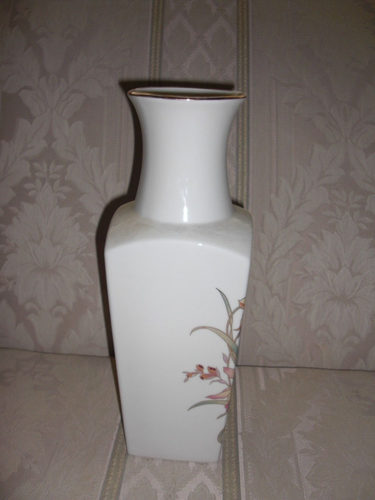 Cream Porcelain Vase with Iris Flowers - MAKE OFFER! - Picture 4 of 6