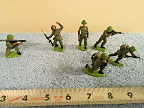 LOT OF 6 BRITAINS BRITISH ARMY WW2 ARMY SOLDIERS RADIO OPERATOR BAZOOKA MAN  - Picture 1 of 12