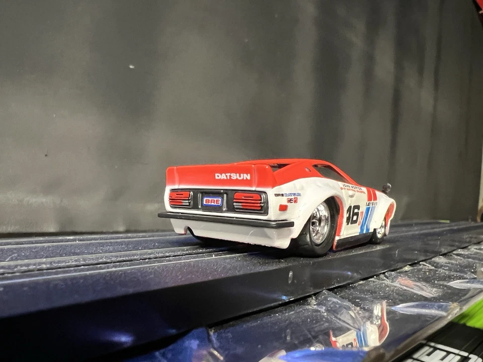 BRE 240Z Datsun Coche Ranura Personalizada Arrastre Golpeado 4 Engranajes Auto World HO 1/64 Foto 3 de 4