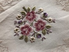 Schöne Damast Tischdecke mit Stickerei und Spitzenrand - 140 x 155 cm - Vintage