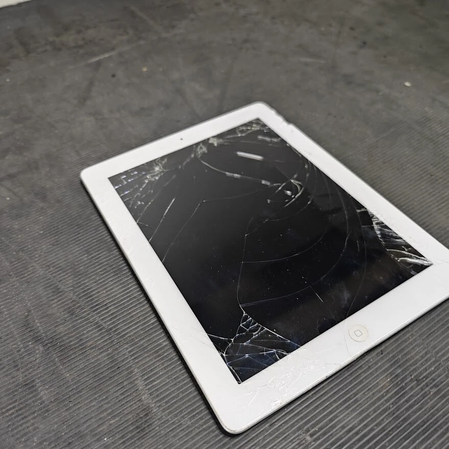 iPad 4 A1458 16GB Wi-Fi - Not Working, Cracked Screen, No Accessories - Image 2 of 4