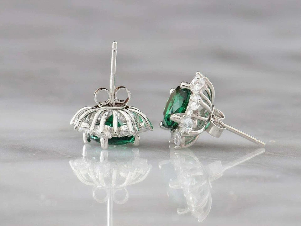 Aretes redondos de diamantes esmeralda verde creados en laboratorio de 3 quilates enchapados en oro blanco de 14 k Foto 4 de 4