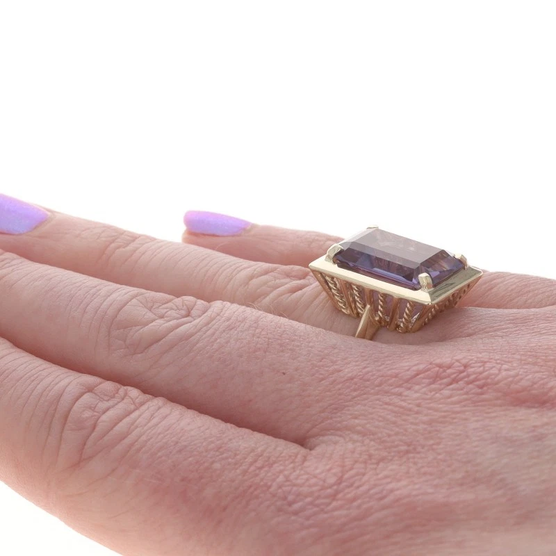 Anillo solitario vintage de zafiro con cambio de color creado en laboratorio de oro amarillo 10 k 12,50 quilates Foto 4 de 4