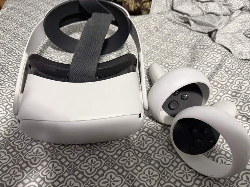 Meta Quest 2 White Standalone VR Headset Plastic with Two Controllers