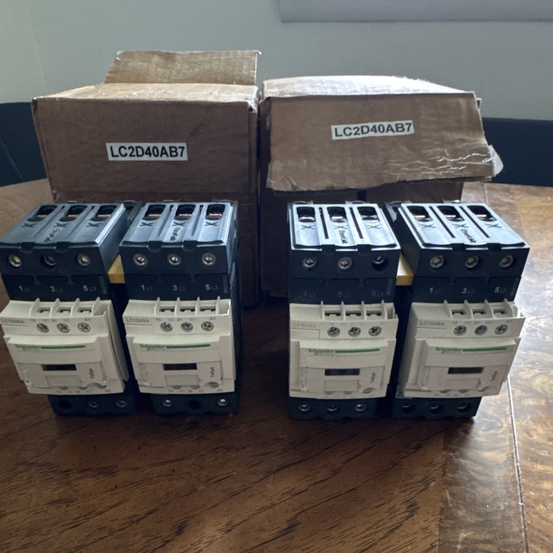 Quantity 2- Schneider Electric TeSys D Reversing IEC Contactor LC2D40AB7 24V 40A
