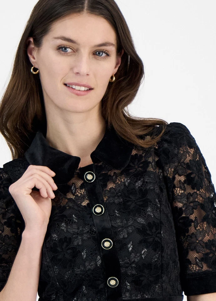 Vestido preto de renda com botões na frente e gola de veludo e mangas folhadas - Imagem 2 de 4