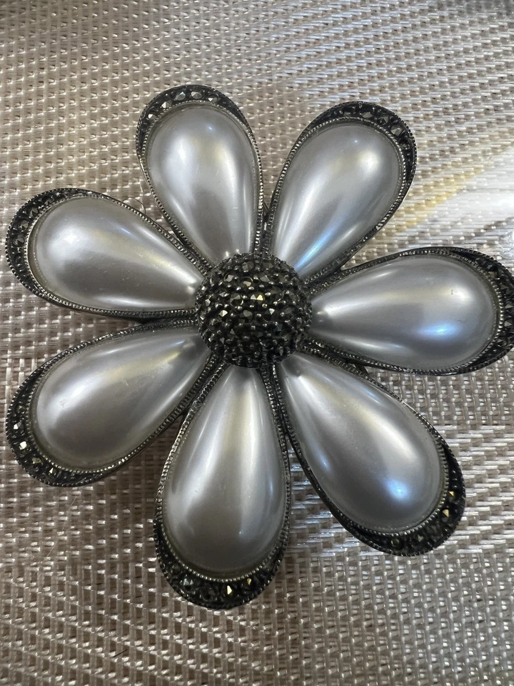 VINTAGE JUDITH JACK STERLING SILVER 925 PEARL MARCASITE FLOWER DAISY BROOCH PIN - Image 3 of 4