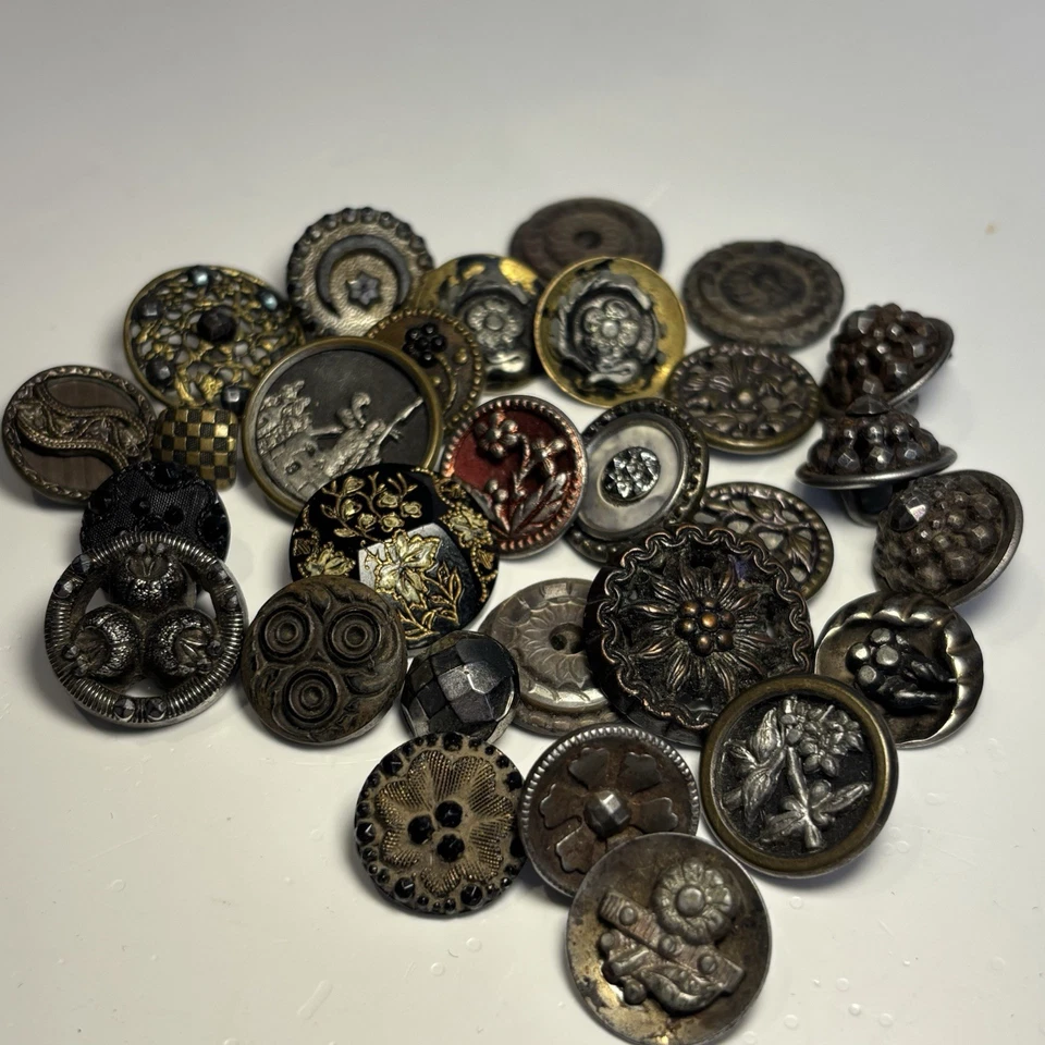 Lote Mixto de 29 Botones de Metal Antiguos y Vintage Victoriano Ornado Latón Esmalte Foto 3 de 4
