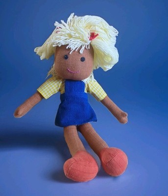 Handgefertigte Stoffpuppe dunkle Haut, blonde Haare im abnehmbaren Outfit 