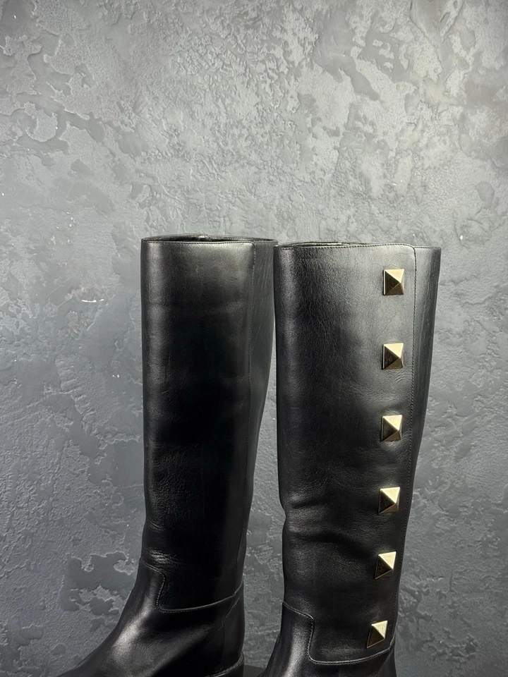 Botas hasta la rodilla Valentino Garavani Rockstud de cuero negro para mujer” Foto 2 de 4