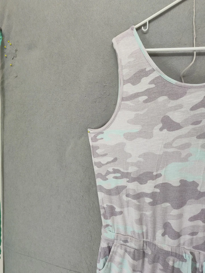 Macacão Koolaburra by UGG Feminino 2X Cinza Camuflado Sem Mangas Cordão Lounge Macio - Imagem 2 de 4