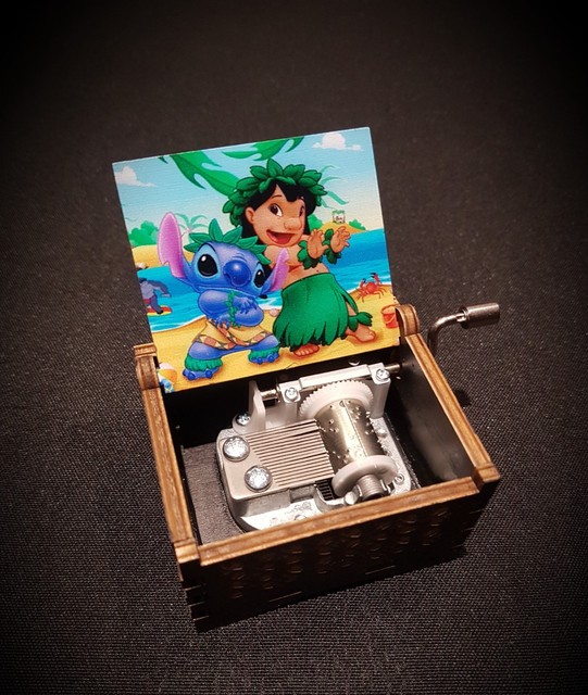 Boîte à musique en bois Stitch - Hawaiian Roller Coaster Ride - Personnalisable