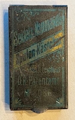 Altes Spulen Kästchen Neumann s Nähmaschine Blechdose DRP 6x3,5cm um 1900 Deko