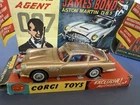 Corgi Toys James Bond 007 Aston Martin D.B.5 1:43 Gold Diecast 1965 Case