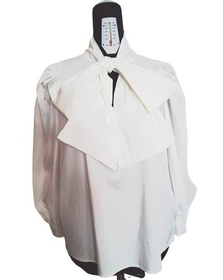 Weiße Schneiderbluse im Dandy-Stil mit langem eingebautem Schleifenschal