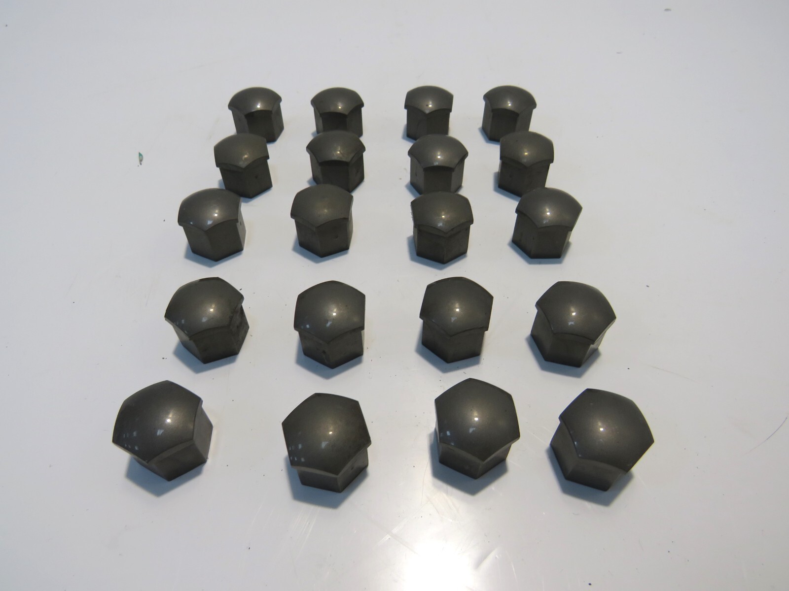 MG ZS 2017-19 SET OF 20 ALLOY WHEEL BOLT CAPS                              Q9449