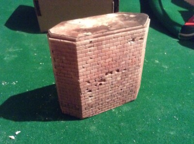 Brückenstützpfeiler im Backsteinstil, Urban Type OO/HO Scale 75 mm hoch, bemalt