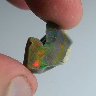 Glatter schwarzer Opal grob 9,00 cts, äthiopischer Welo Opal Roh Edelstein fü...
