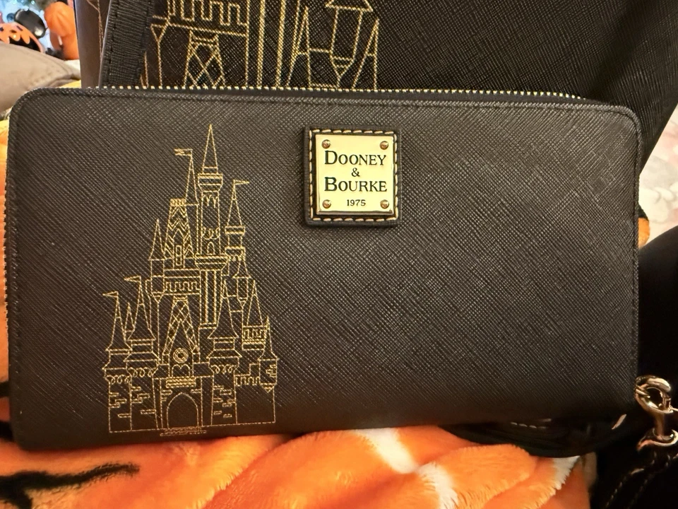 Bolso de hombro con billetera Dooney & Bourke Walt Disney Magic Kingdom Castle Foto 4 de 4