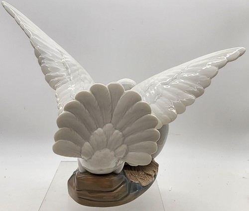Statuina nido d'amore in porcellana Lladro 6291 con 2 uccellini colomba - Foto 4 di 7