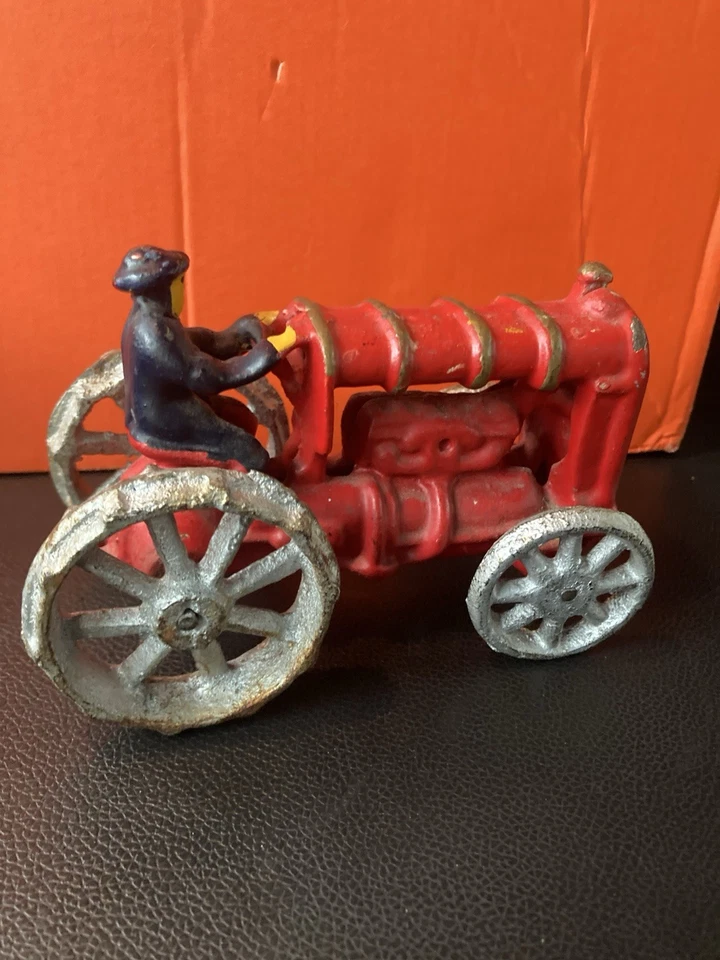 Juguete tractor agrícola rojo de hierro fundido de colección con agricultor/conductor Foto 4 de 4