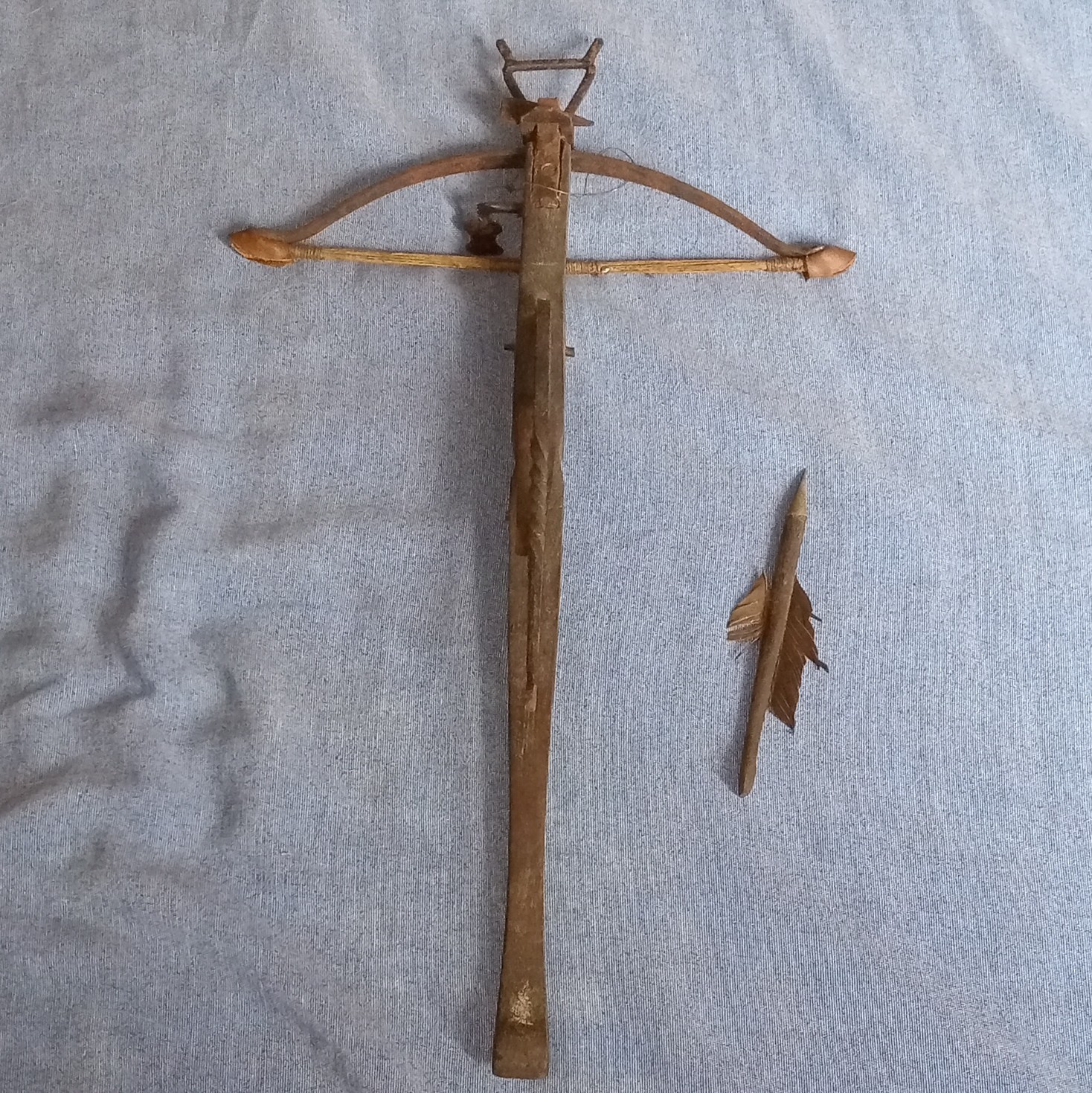 Balestra artigianale in legno/metallo con freccia dardo vintage