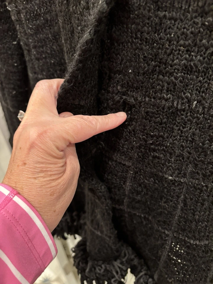 Cárdigan largo Betsey Johnson vintage tejido negro flecos gruesos abotonados Y2K Foto 3 de 4