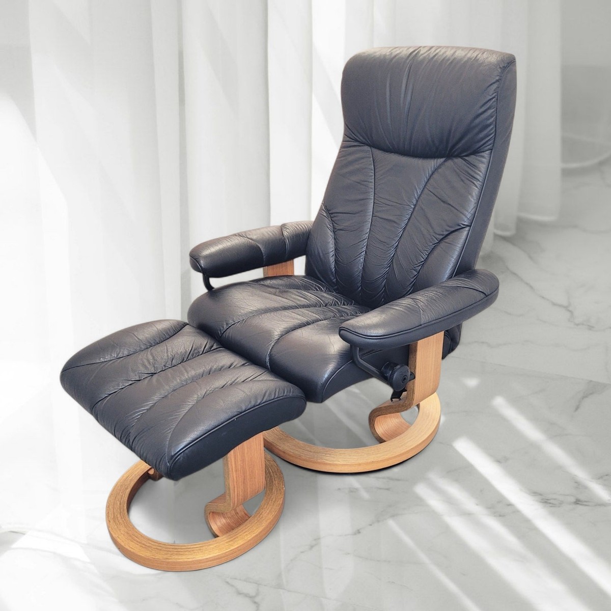 Mid-Century Modern Ekornes Stressless Leather Recliner Lounge
