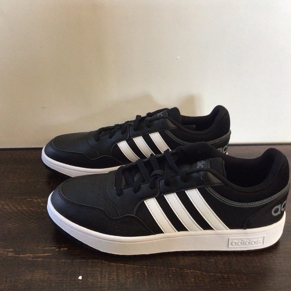 Tênis de basquete Adidas masculino aros 4 preto branco cano baixo tamanho 12 - Imagem 2 de 4