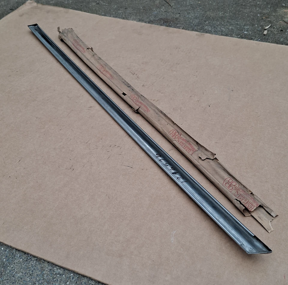 1949 1950 Plymouth Special Deluxe P18 P20 Nuevo de Lote Antiguo MoPar Puerta Delantera Derecha Moldura Foto 3 de 3