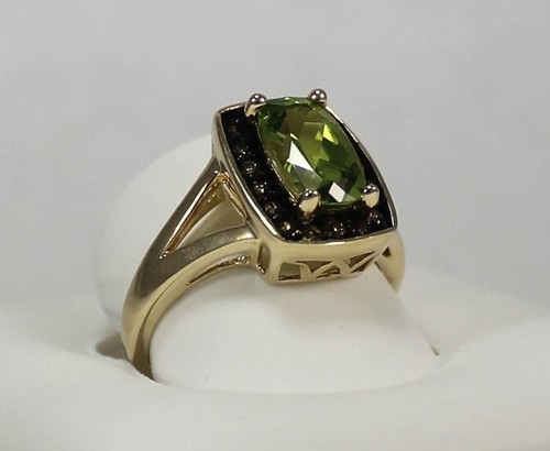Genuine Peridot and Congac Diamonds Ladies Ring in 10kt Yellow Gold - Picture 4 of 8