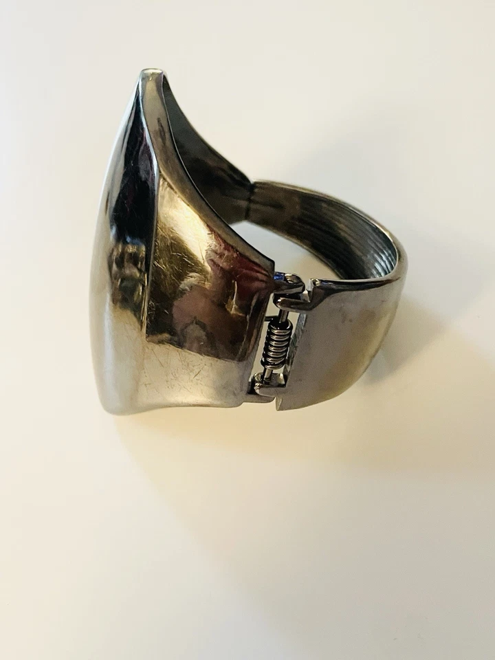 ASOS - Brazalete asimétrico grueso tono plata - con bisagras Foto 2 de 4