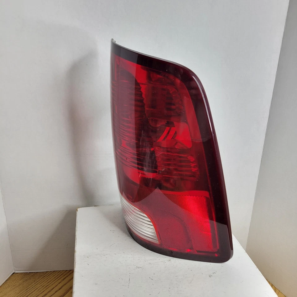 Dodge Ram 2009-2018 lente de luz trasera lateral derecha del pasajero Daimler-Chrysler OEM Foto 2 de 4