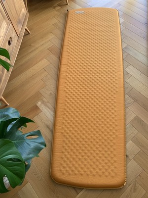 Therm-a-Rest Pro-lite 4 Regular und eine ältere selbstaufblasende Campingmatte