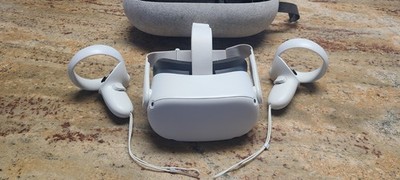 Oculus Quest 2 64GB VR Headset, 2 Controllers, Hard Carrying Case   Working