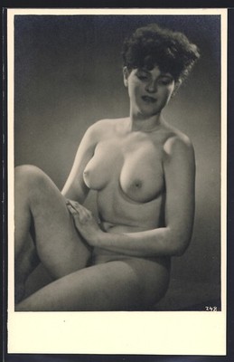 Fotografie Eros-Studie Nackte Hausfrau sitzend Akt 