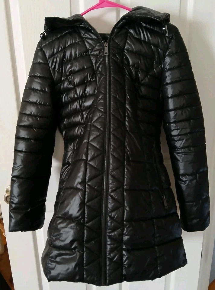 Abrigo largo acolchado acolchado negro talla pequeña Kenneth Cole New York para mujer Foto 2 de 4