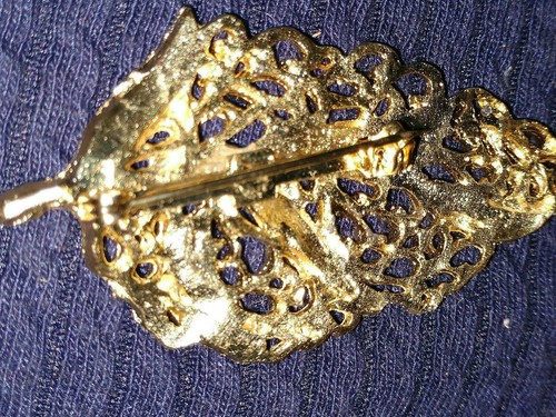 VINTAGE GOLD FILIGREE LEAF PIN WITH GREEN RHINESTONES - Picture 7 of 7