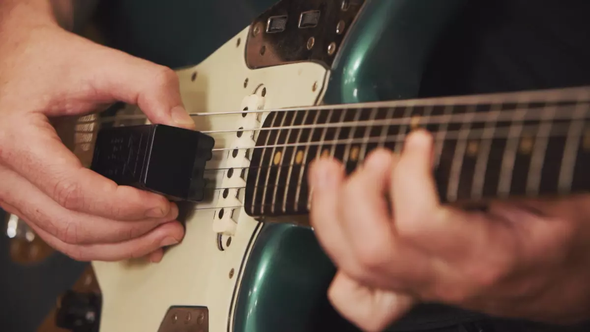 Handheld cheap guitar sustainer