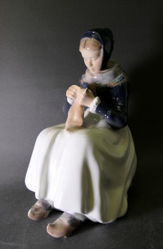 Alte Royal Copenhagen Figur Lotte Benter "Amager-Mädchen näht" Nr. 1317 H. 25 cm - Bild 3 von 12