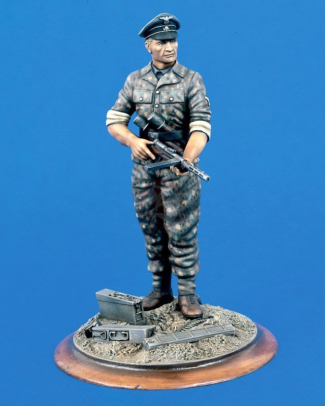 Verlinden 120mm 1/16 SS-Obersturmfuhrer with Bergmann MP35