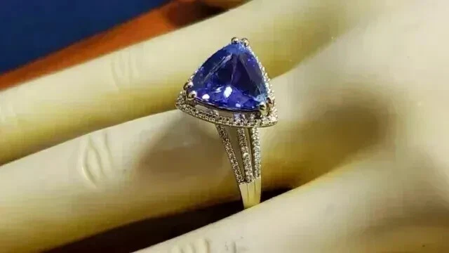 Anel feminino tanzanita azul natural corte trilhão 2,20 quilates ouro branco 14k sólido - Imagem 4 de 4